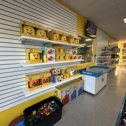 Bricks & Minifigs