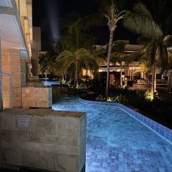 TRS Coral - Swim up suites
