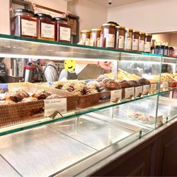 Un Je Ne Sais Quoi - Pastry case (wide view)