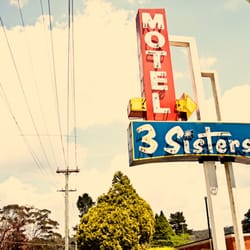 3 Sisters Motel - Front of the motel