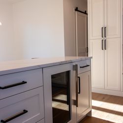 Deschutes River Cabinet & Closet - Kitchen Cabinets