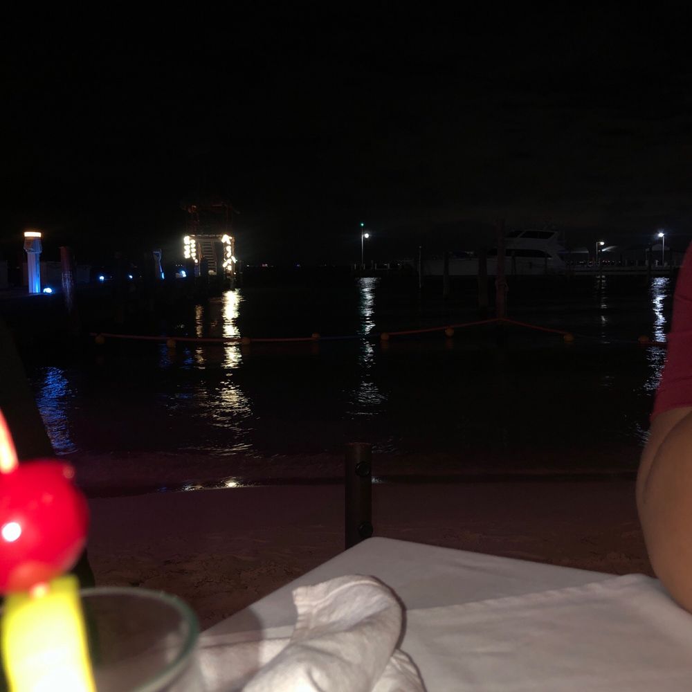 Muelle 7 - Calm water by dinner table - Cocktail Bars Near Me - Isla Mujeres, ROO