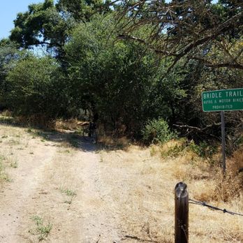 Del Paso Regional Park - Trailhead to the short but pleasant Bridle Trail. - Parks Near Me - Sacramento, California