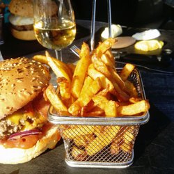 Ernest Inn - Lucky luke (boeuf, lard rôti, cheddar, oignons rouges et sauce barbecue)
