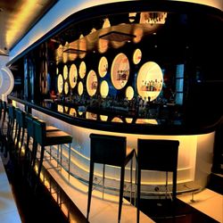 L'Atelier de Joel Robuchon - Modern sleek aesthetic
