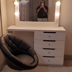 Queen Vanity Outlet - Set it up like the store. Beautiful