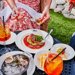 Ray's On the River - outdoor dining