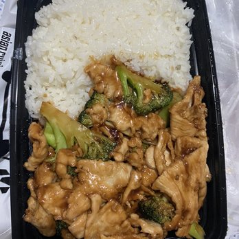 Shangeri La - Chicken and 2. Broccoli Dinner Special - Asian Fusion Near Me - Bronx, New York
