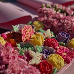 Chocolate Lover - Chocolate & Fresh flowers box