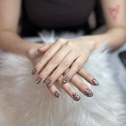 Harlem Nails - Cat eyes polished with leopard nails design