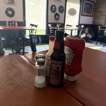 Big Hopp's Southern Eatery - Dining area - Southern Near Me - Shively, Kentucky