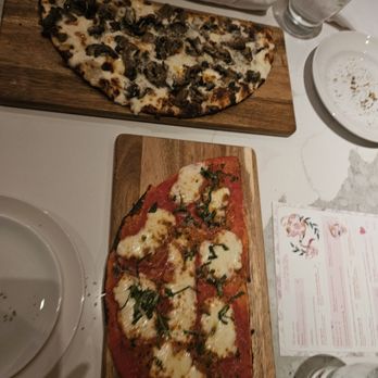 Leela's Wine Bar - Trophy Club - mushroom pizza, Margherita pizza - Wine Bars Near Me - Trophy Club, Texas