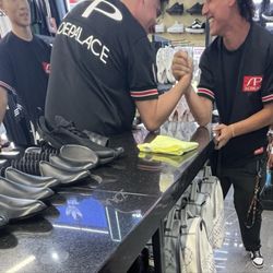 Shoe Palace - Employees slacking off