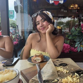 Esquina Cubana - Mi princesa bella celebrando sus 23 añitos con un rico sándwich ricooooo - Cuban Near Me - Miami Beach, Florida Esquina Cubana - Mi princesa bella celebrando sus 23 añitos con un rico sándwich ricooooo - Cuban Near Me - Miami Beach, Florida
