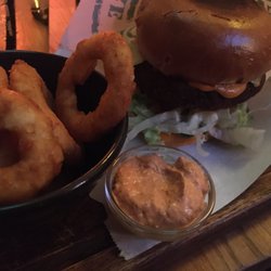 Göteburgare Vegan - Alva-li burger with onion rings.