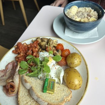 hula juice bar - Full bacon brekkie and banana hazelnut porridge - Juice Bars & Smoothies Near Me
