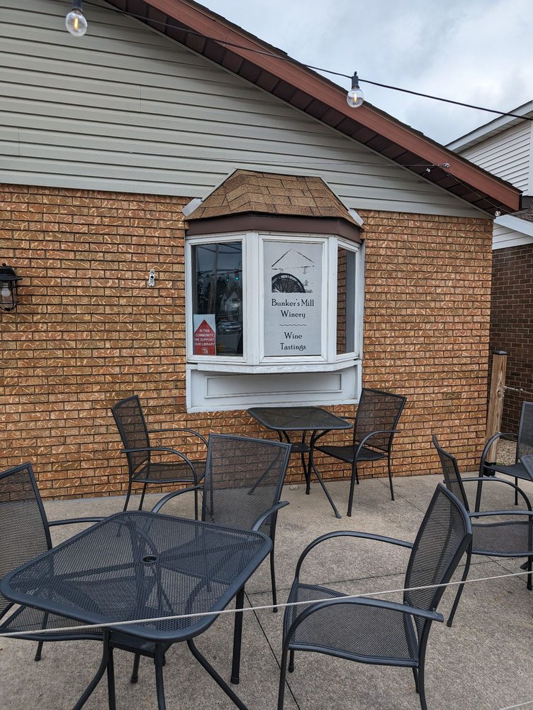 Bunker's Mill Winery Logo