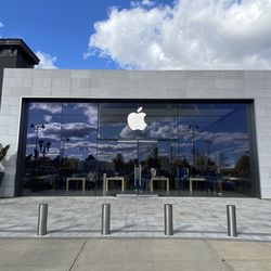 Apple Eton - Outside the Apple store (Saturday, 26 October 2024)