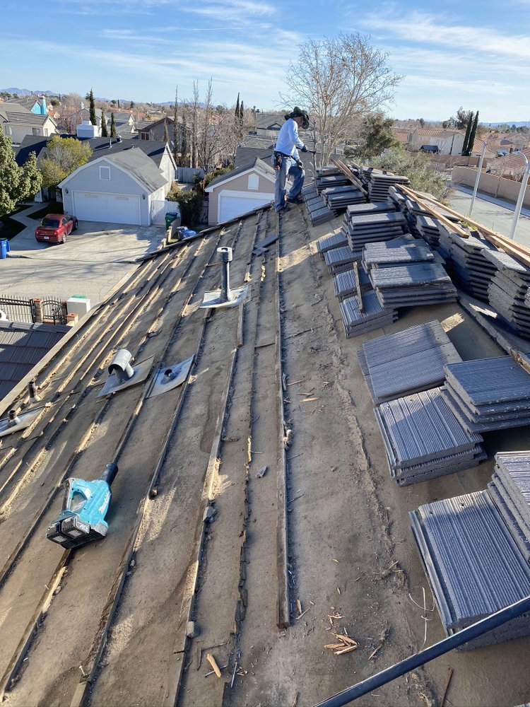 Slide of Benny’s Roofing Services