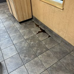 Popeyes Louisiana Kitchen - Dirty floor