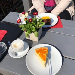 Cako - Eierlikörsahnekuchen und Mandarineschmandkuchen und zwei Cappuccino