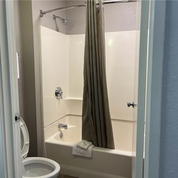 Motel 6 - Motel Elkton MD bathroom - Hotels Near Me - Elkton, Maryland