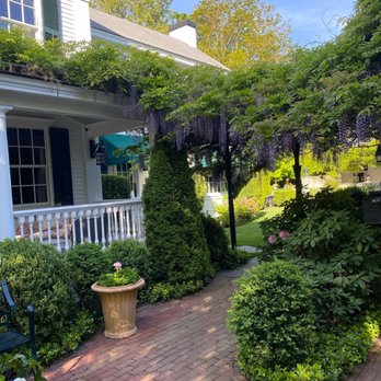 Charlotte Inn - Grounds and gardens - Hotels Near Me - Edgartown, Massachusetts