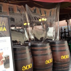 100 Montaditos - L'esterno del locale con le classiche botti