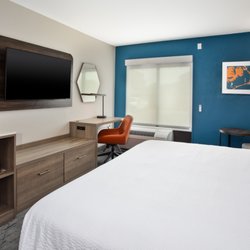 Holiday Inn Express Kitty Hawk - Outer Banks - Brand new Holiday Inn Express. All rooms feature a microwave, mini fridge, coffee maker, flat screen TV and free Wi-Fi.