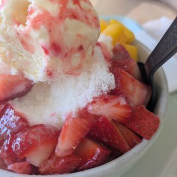 Deluna Dessert Cafe - 1/2 & 1/2 Bingsoo - Bubble Tea Near Me - Sacramento, California