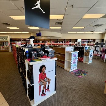 Famous Footwear - Children's shoes - Shoe Stores Near Me - Pittsburgh, Pennsylvania Famous Footwear - Children's shoes - Shoe Stores Near Me - Pittsburgh, Pennsylvania