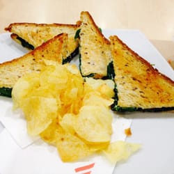 La Feltrinelli - Toast robiola, radicchio e noci 8€