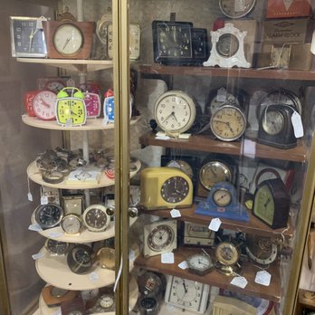 Clarks Run Antiques - A lot of westcloxs - Antiques Near Me - North Utica, Illinois