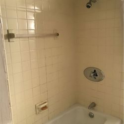 Velez Bath Refinishing - Before