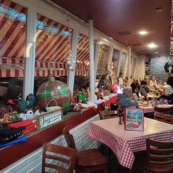 Dell Rhea's Chicken Basket - Windowsills always decorated! - American Near Me - Willowbrook, Illinois