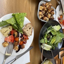 Apartıman Yeniköy - Green and tomato Salads, eggplant, artichokes, fava bean spread