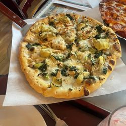 Tuscany Gardens Pizzeria & Cafe of Penn Valley - Garlic chicken pizza