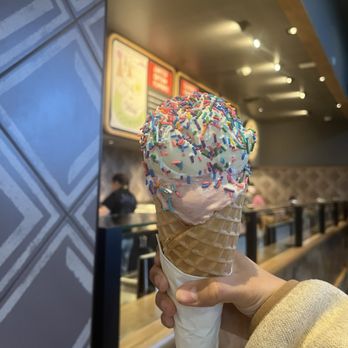 Salt & Straw - Ice Cream Scoop Arbequina Olive Oil - Ice Cream & Frozen Yogurt Near Me - Portland, Oregon