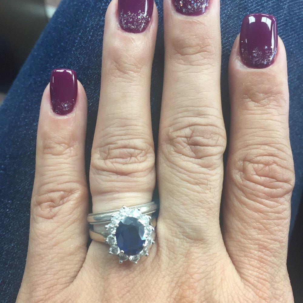 Gel manicure with glitter accents Gel manicure with glitter accents