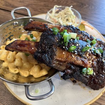 Chainsmoker Urban Barbecue - Smoked Triple A Beef Back Ribs with coleslaw and mac n' cheese - Barbeque Near Me - Ajax, Ontario