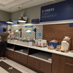 Holiday Inn Express & Suites Macon North - Complimentary breakfast. Self-serve buffet.
