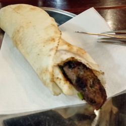 Altayeb - Köfte in Teigrolle 5€ , war ganz lecker. Sieht etwas pervers aus.