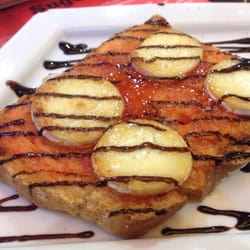 Tosta de queso de cabra con mermelada de tomate.