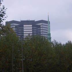 Rathaus Essen - Rathaus, davor der Turm der Münsterkirche.