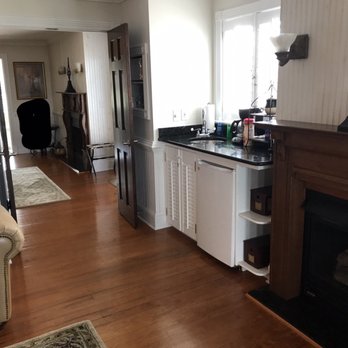 Burrus House Inn - Kitchenette in Julie Day Room - Hotels Near Me - Manteo, North Carolina
