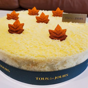 Tous Les Jours - Sweet Potato Cake comes with serving knife and candles. - Coffee & Tea Near Me - Midvale, Utah
