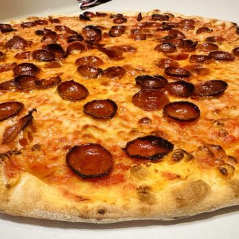 Jimmy's Pizza Café - 20 inch pepperoni w/ Mike's hot honey - Pizza Near Me - Chicago, Illinois