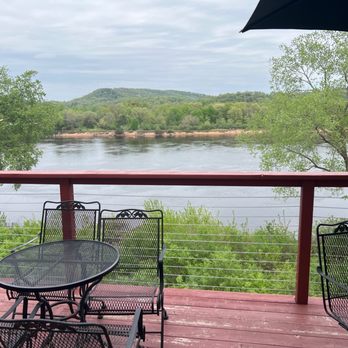 Que's Bar & River Deck - a view of the river - Pubs Near Me - Prairie Du Sac, Wisconsin Que's Bar & River Deck - a view of the river - Pubs Near Me - Prairie Du Sac, Wisconsin