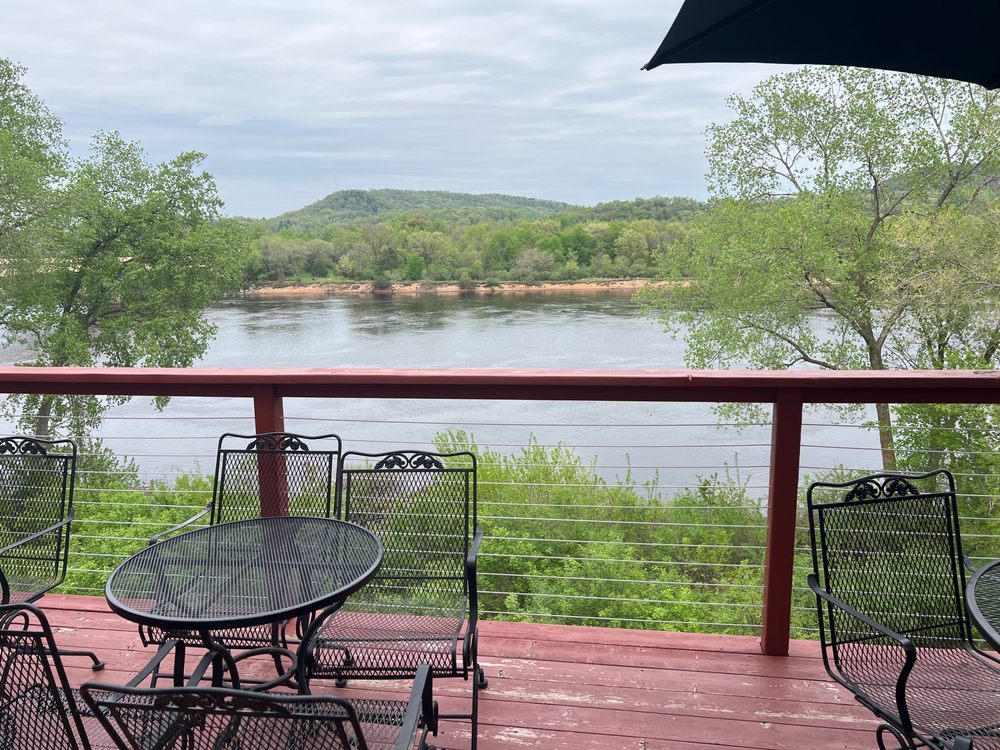 Que's Bar & River Deck