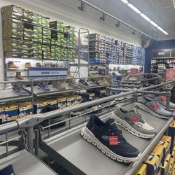 SKECHERS Warehouse Outlet - Nice selections...